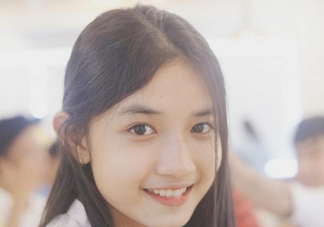 Dân mạng tìm kiếm ảnh trực diện của nữ sinh Huế có mũi cao như Tây-2