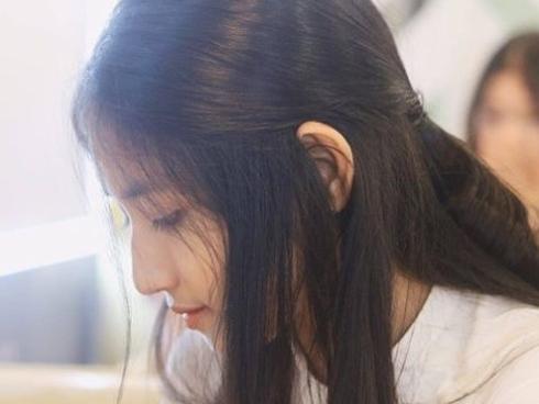Dân mạng tìm kiếm ảnh trực diện của nữ sinh Huế có mũi cao như Tây