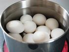 Mẹo đơn giản luộc trứng không bị nứt