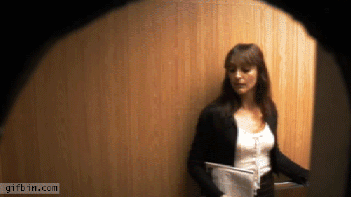 Ảnh động: Đi thang máy táy máy là... vỡ mồm-2