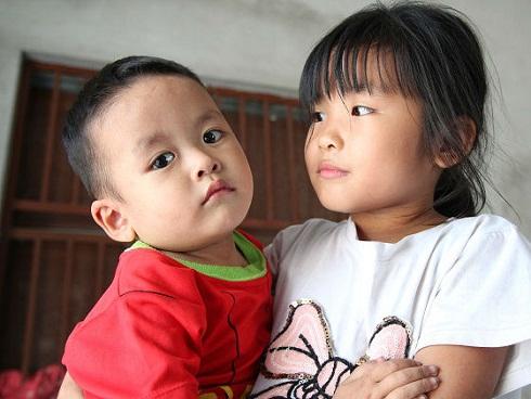 Hai đứa trẻ mồ côi mẹ ngơ ngác trong ngày đội tang cha-5