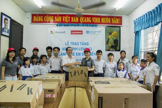 Làng trẻ em SOS Bến Tre nhận quà tặng máy tính Lenovo-1
