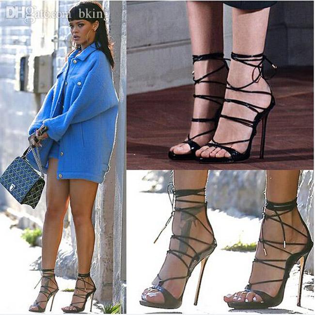 Đôi giày mỗi lần đi là phát khổ phát sở, nhưng vì sexy Rihanna vẫn cắn răng chịu đựng-6