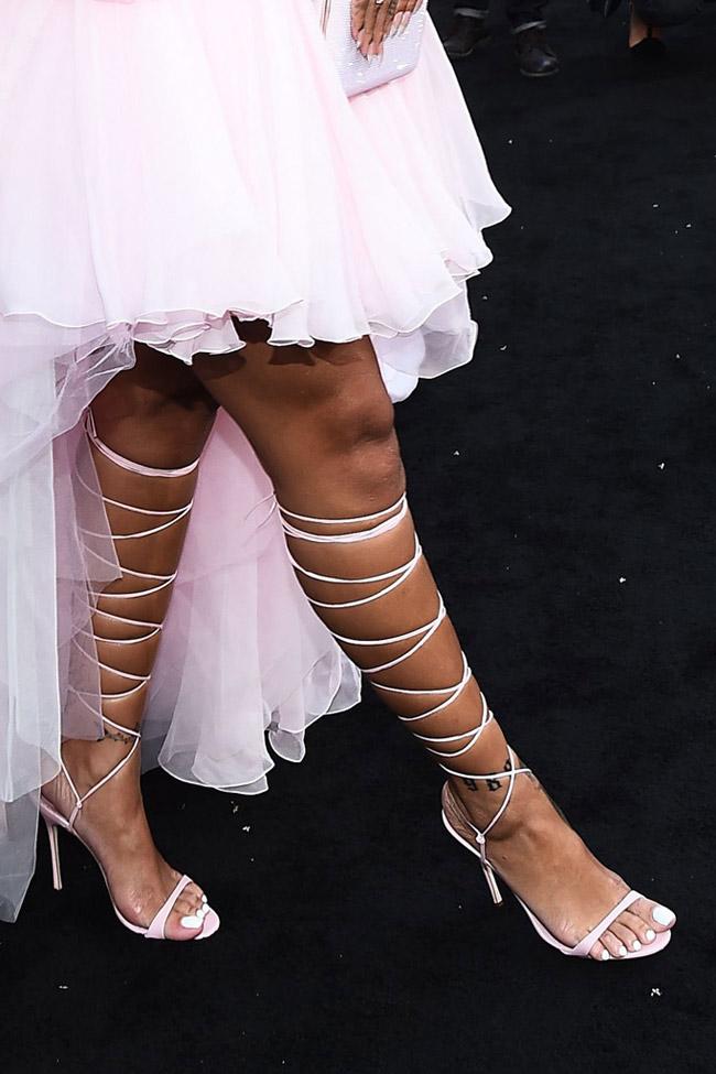 Đôi giày mỗi lần đi là phát khổ phát sở, nhưng vì sexy Rihanna vẫn cắn răng chịu đựng-1
