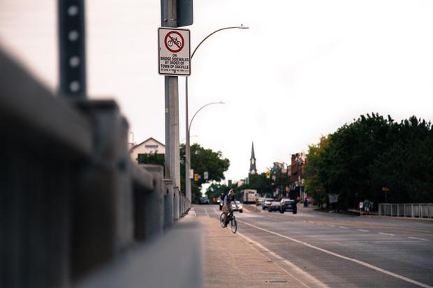 Đừng hy vọng có thể nhặt được tình yêu, cũng đừng mong cầu được ai đó bâng quơ nắm lấy-2