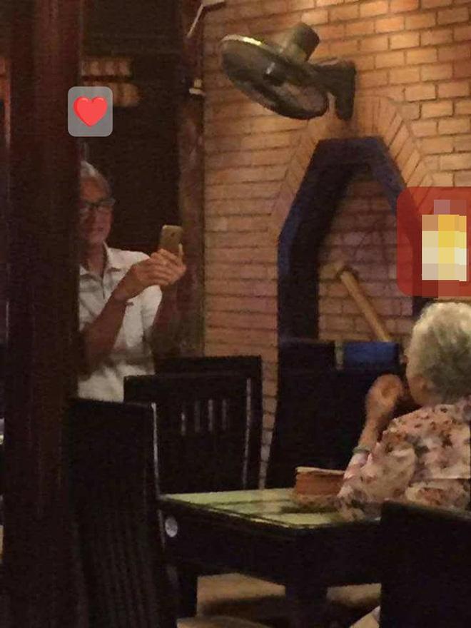 Hình ảnh đôi vợ chồng già trong quán ăn khiến ai đi qua cũng ngoái lại nhìn-2
