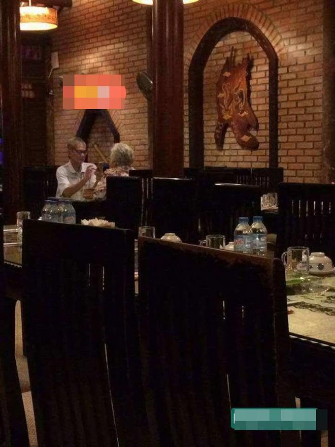 Hình ảnh đôi vợ chồng già trong quán ăn khiến ai đi qua cũng ngoái lại nhìn-1
