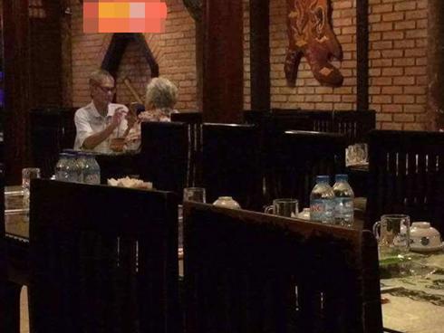 Hình ảnh đôi vợ chồng già trong quán ăn khiến ai đi qua cũng ngoái lại nhìn