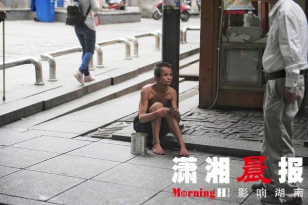 Người ăn mày khuyết tật tận tuỵ che ô cho cụ già chống nạng bước đi trong mưa gây xúc động-3