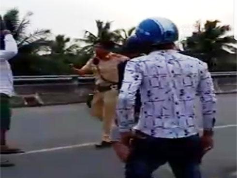 Xuất hiện clip cảnh sát giao thông rút súng, lên đạn khi xử lý vi phạm