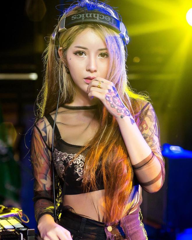 Hình xăm và đường cong của cô gái này khiến bao người mê mẩn-5