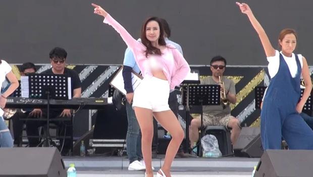 Nữ ca sĩ xinh đẹp của dòng nhạc Trot diễn tập sung đến lộ cả áo ngực-1