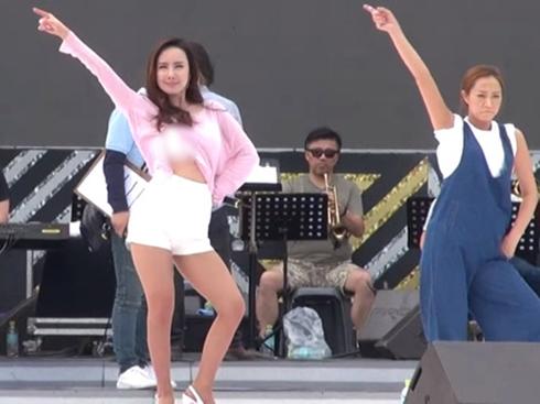 Nữ ca sĩ xinh đẹp của dòng nhạc Trot diễn tập sung đến lộ cả áo ngực