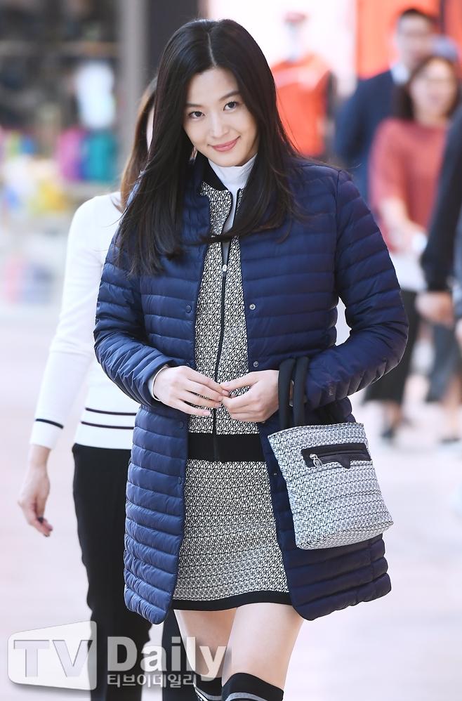Sao Hàn 14/9: Mợ chảnh Jeon Ji Hyun xinh đẹp thon thả dù vác bụng bầu 6 tháng-1