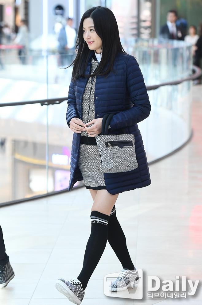 Sao Hàn 14/9: Mợ chảnh Jeon Ji Hyun xinh đẹp thon thả dù vác bụng bầu 6 tháng-2