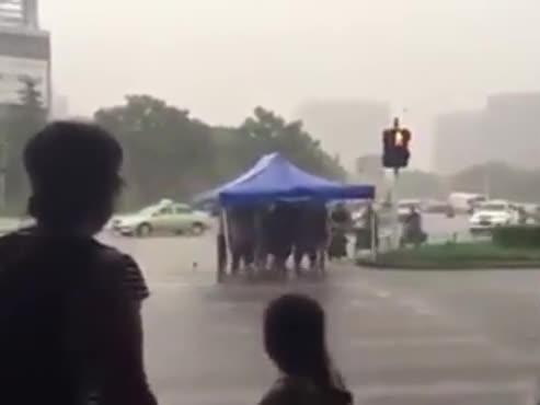 Những tuyệt chiêu chống say xe bá đạo của người Việt-8