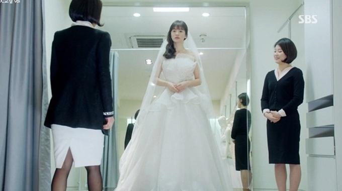 Loạt váy cưới đẹp lộng lẫy của Song Hye Kyo khiến fan phát sốt-4