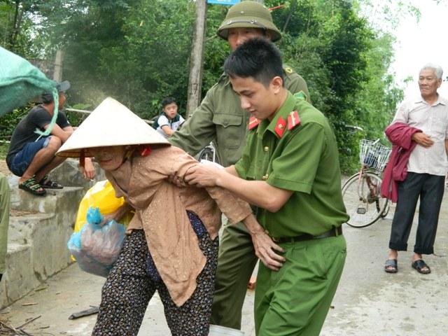 Hà Tĩnh: Hối hả di dời dân khỏi ốc đảo trước cơn bão số 10 đổ bộ-1