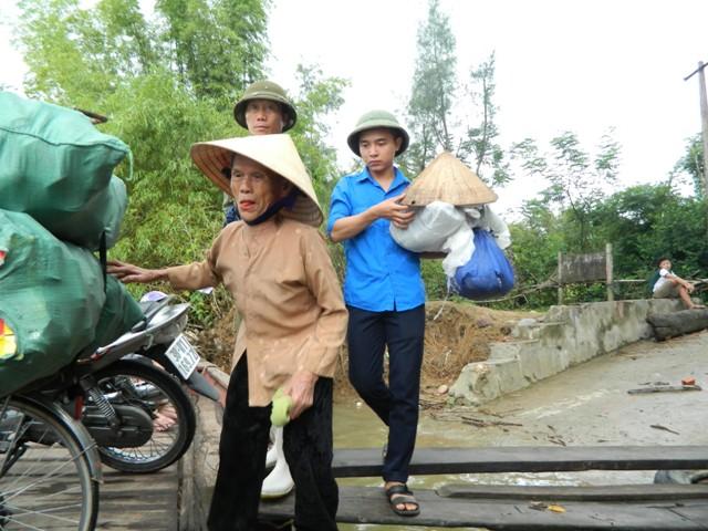 Hà Tĩnh: Hối hả di dời dân khỏi ốc đảo trước cơn bão số 10 đổ bộ-2