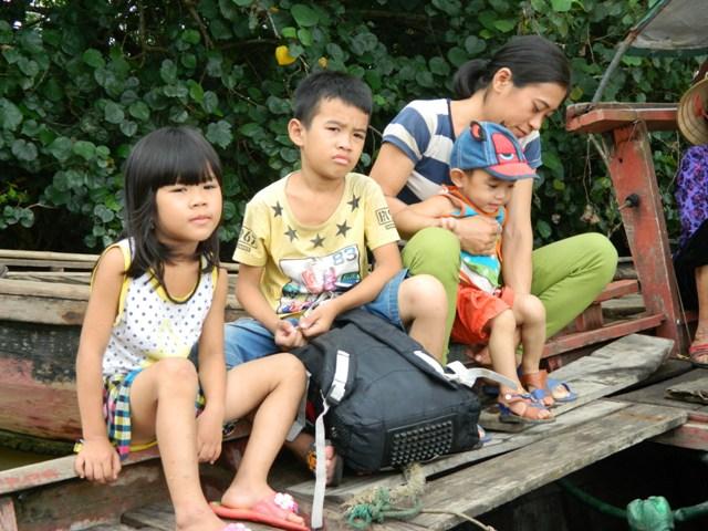 Hà Tĩnh: Hối hả di dời dân khỏi ốc đảo trước cơn bão số 10 đổ bộ-3