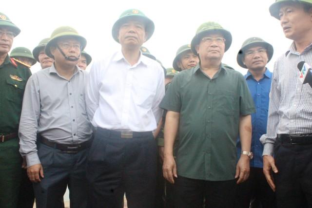 Hà Tĩnh: Hối hả di dời dân khỏi ốc đảo trước cơn bão số 10 đổ bộ-7