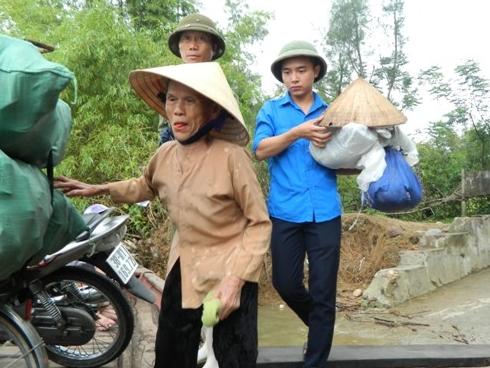 Hà Tĩnh: Hối hả di dời dân khỏi 'ốc đảo' trước cơn bão số 10 đổ bộ