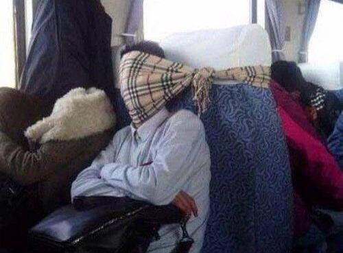 Những tuyệt chiêu chống say xe bá đạo của người Việt-5