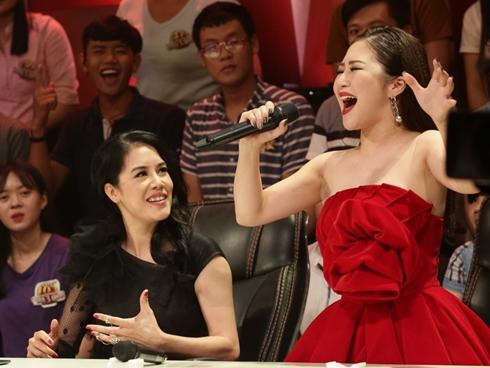 Hương Tràm ngã dúi dụi vì chiếc váy quá khổ-8