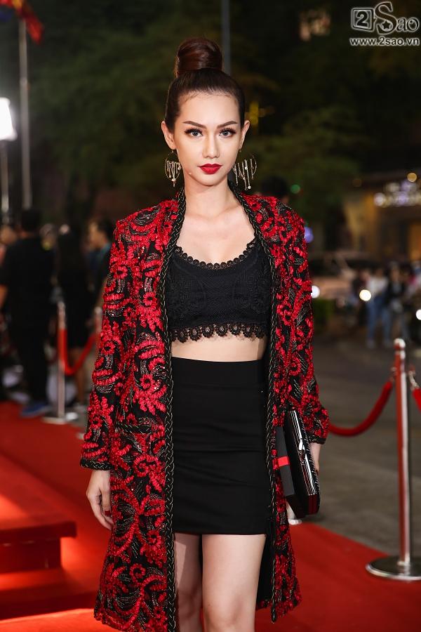 MC Quỳnh Chi lộ nội y kém duyên - Trương Ngọc Ánh rườm rà lọp top sao mặc xấu-4