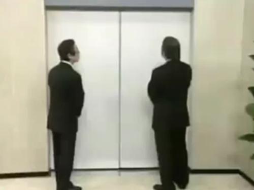 Clip hài: Tranh giành đi thang máy... 'ôm'