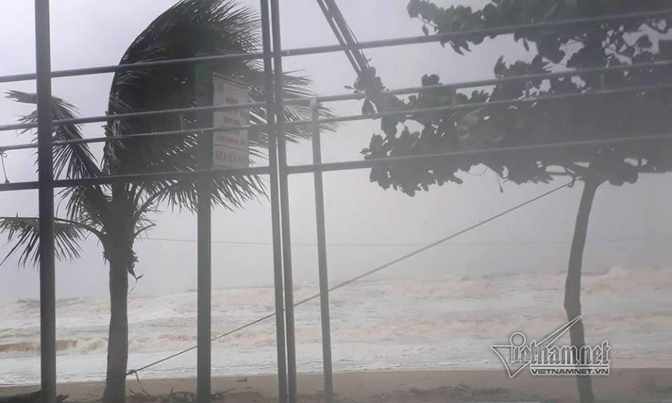 Những hình ảnh kinh hoàng khi bão số 10 đổ bộ vào miền Trung-4