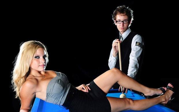 Clip: Sởn da gà với màn biểu diễn bi-a đỉnh cao bên mỹ nhân nóng bỏng-1