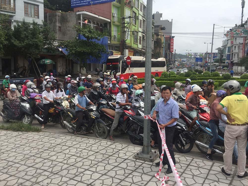 Quảng Ninh: Gió giật cực mạnh, cấm xe máy qua cầu Bãi Cháy-3