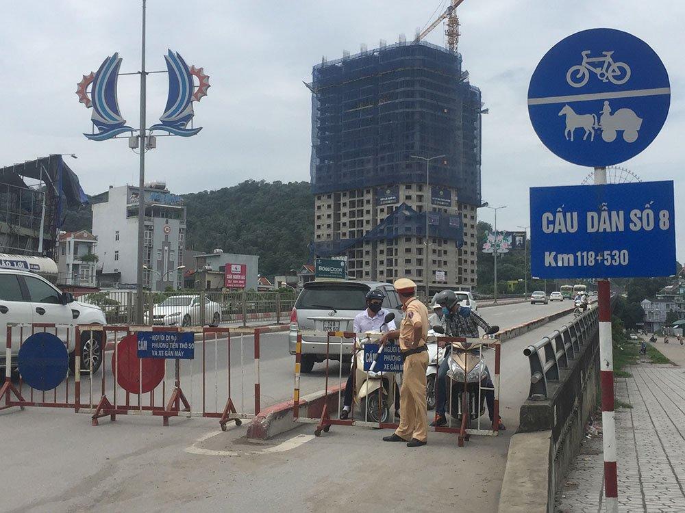 Quảng Ninh: Gió giật cực mạnh, cấm xe máy qua cầu Bãi Cháy-5