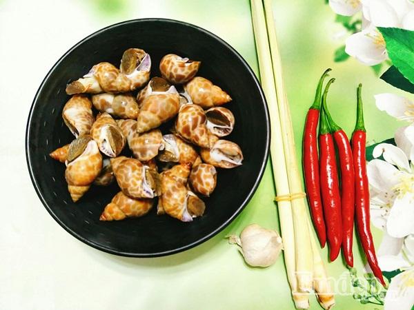 Ngày mưa, vào bếp tự làm ốc hương xào sả ớt ngon quên sầu-2