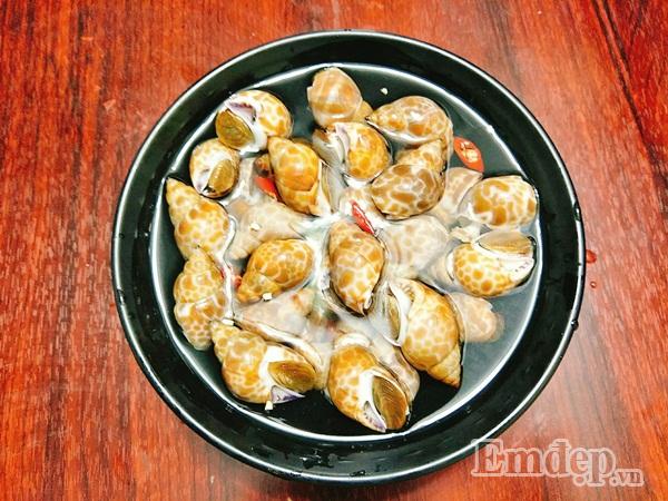 Ngày mưa, vào bếp tự làm ốc hương xào sả ớt ngon quên sầu-3