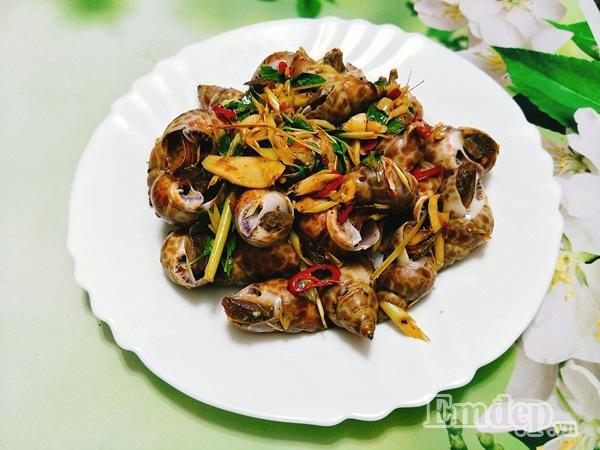 Ngày mưa, vào bếp tự làm ốc hương xào sả ớt ngon quên sầu-1