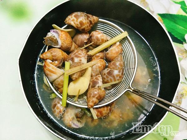 Ngày mưa, vào bếp tự làm ốc hương xào sả ớt ngon quên sầu-5