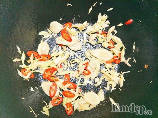 Ngày mưa, vào bếp tự làm ốc hương xào sả ớt ngon quên sầu-6