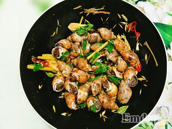 Ngày mưa, vào bếp tự làm ốc hương xào sả ớt ngon quên sầu-7