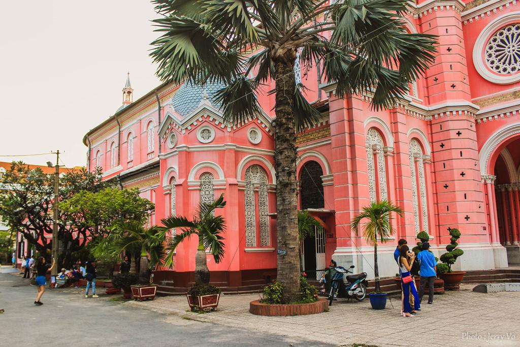 Nhà thờ màu hồng hút khách sống ảo giữa Sài Gòn-9