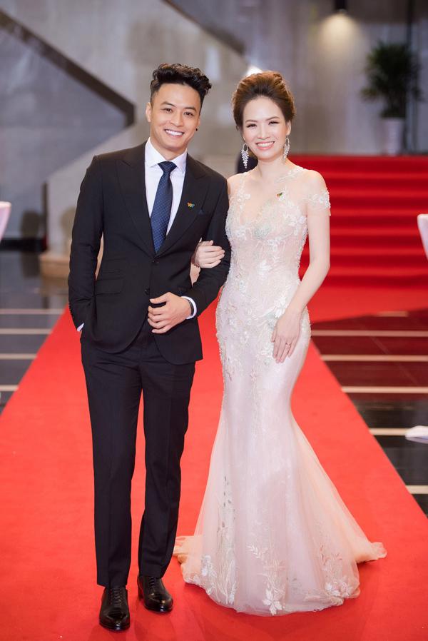 Bảo Thanh rạng rỡ sánh vai cùng chồng, đứng đầu top thời trang thảm đỏ đẹp nhất tuần-1