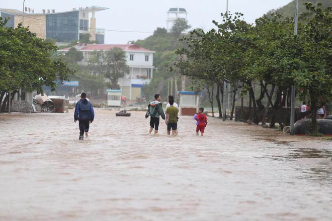 Bão số 10 quét qua, nhiều tỉnh thành ở Việt Nam thất thủ-2