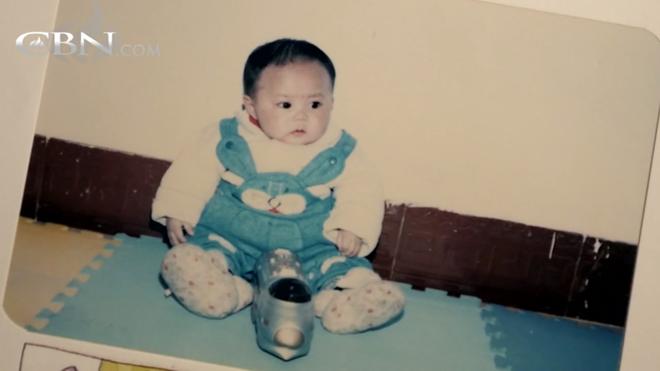 Nhận nuôi đứa bé bị vứt bỏ ở nhà ga, bố mẹ không ngờ con có khả năng đặc biệt mỗi khi đồng hồ reng-2