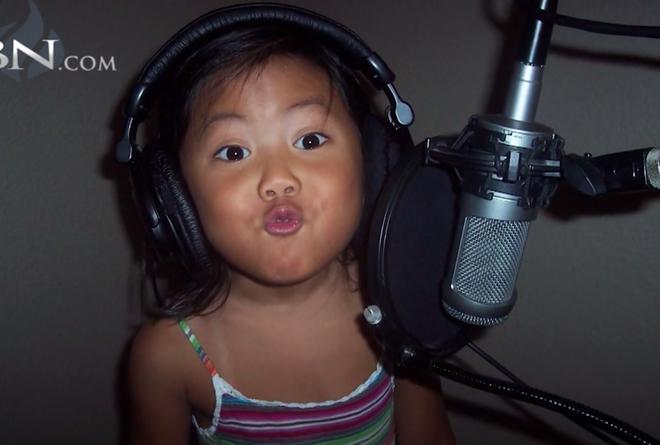 Nhận nuôi đứa bé bị vứt bỏ ở nhà ga, bố mẹ không ngờ con có khả năng đặc biệt mỗi khi đồng hồ reng-4