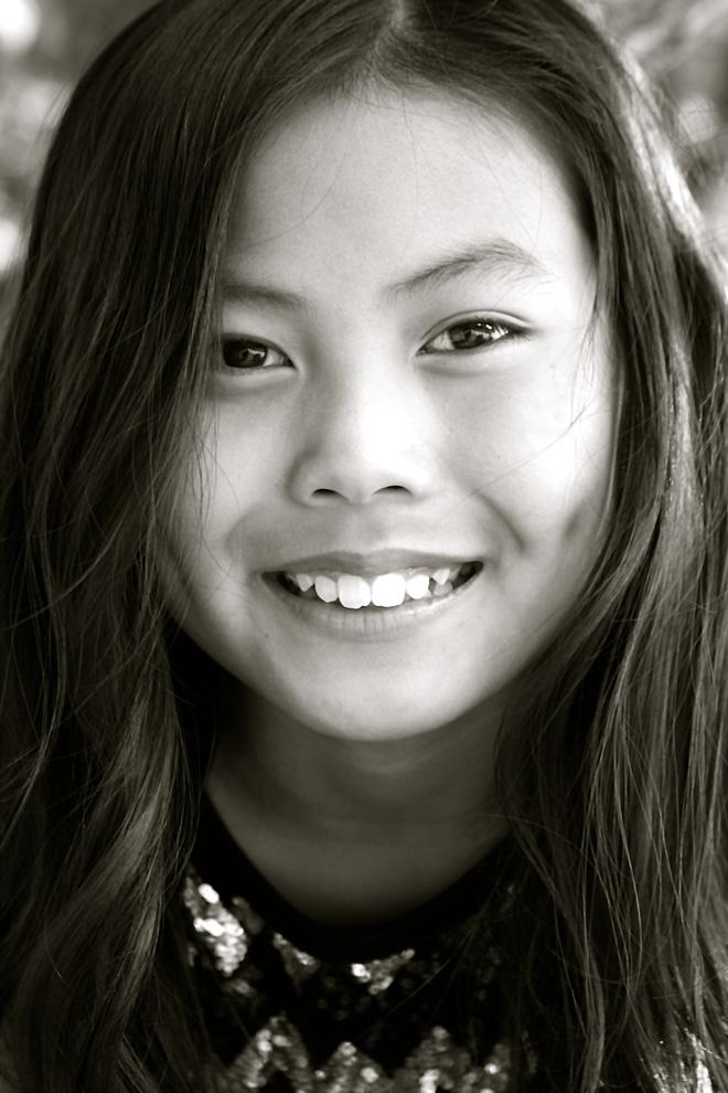 Nhận nuôi đứa bé bị vứt bỏ ở nhà ga, bố mẹ không ngờ con có khả năng đặc biệt mỗi khi đồng hồ reng-11