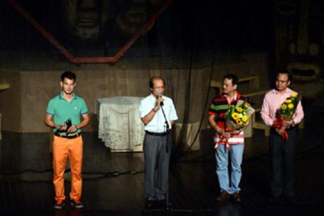 Đặt lên bàn cân tài năng của NSND Anh Tú và Xuân Bắc-2