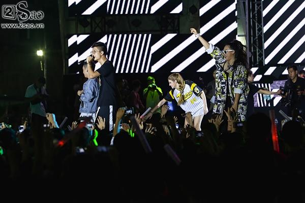 Tóc Tiên, Tiên Tiên thấy khán giả quá sung... quên cả lời bài hát-1