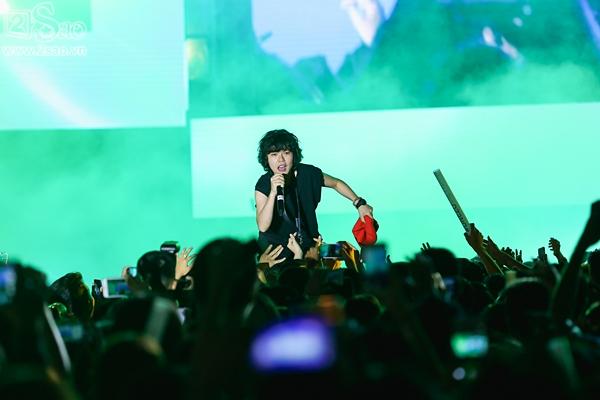 Tóc Tiên, Tiên Tiên thấy khán giả quá sung... quên cả lời bài hát-5