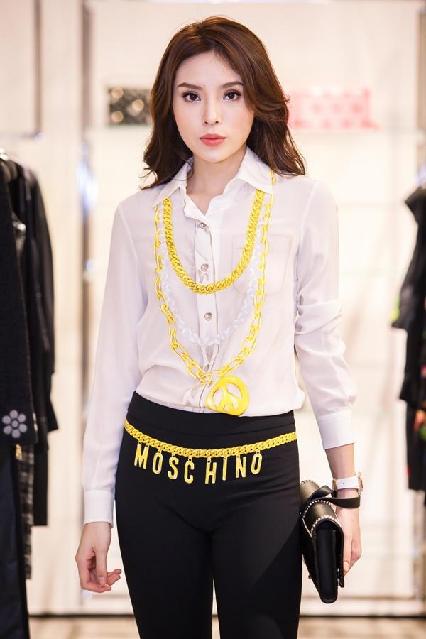 Hoa hậu Kỳ Duyên phủ đầy hàng hiệu khi đến Milan Fashion Week 2017-2